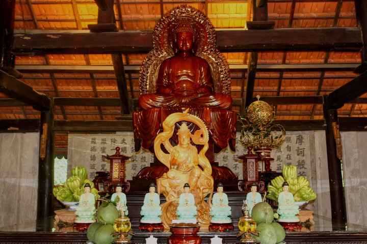 Dọn bàn thờ Phật: Dọn bàn thờ Phật là một việc làm cần thiết để giữ gìn sự tươi mới và sạch sẽ của một không gian linh thiêng. Việc này không chỉ giúp cho bàn thờ Phật trở nên sáng sủa hơn, mà còn giúp ta tìm thấy tâm hồn thanh tịnh và được đánh thức những cảm xúc tích cực.