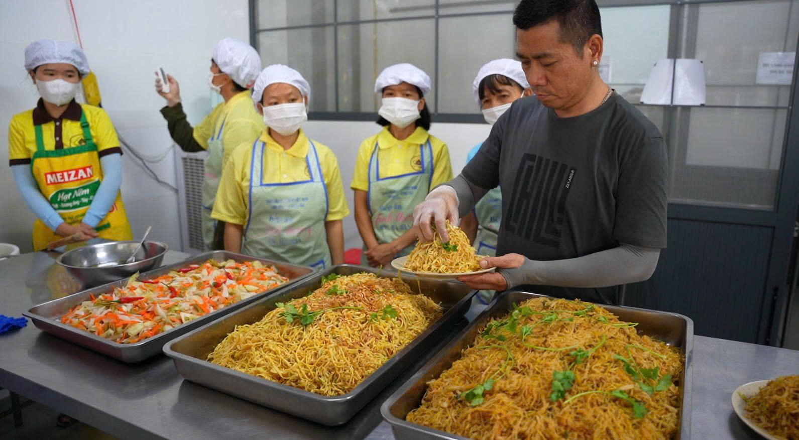 TP.HCM: BẾP ĂN TÌNH THƯƠNG BỆNH VIỆN BÀ RỊA – NƠI CHĂM CHÚT TỪNG YÊU THƯƠNG插图