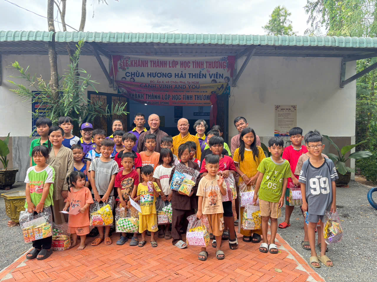 LỚP HỌC TÌNH THƯƠNG GIỮA LÒNG XÓM RÁC, NƠI HẠT GIỐNG TỪ BI NẢY MẦM插图