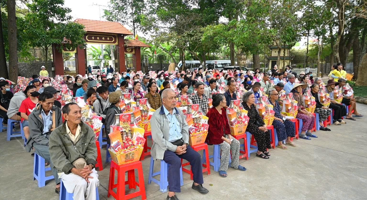 TP.HCM: XUÂN SẺ CHIA NƠI CỬA THIỀN CHÙA VẠN THIỆN插图