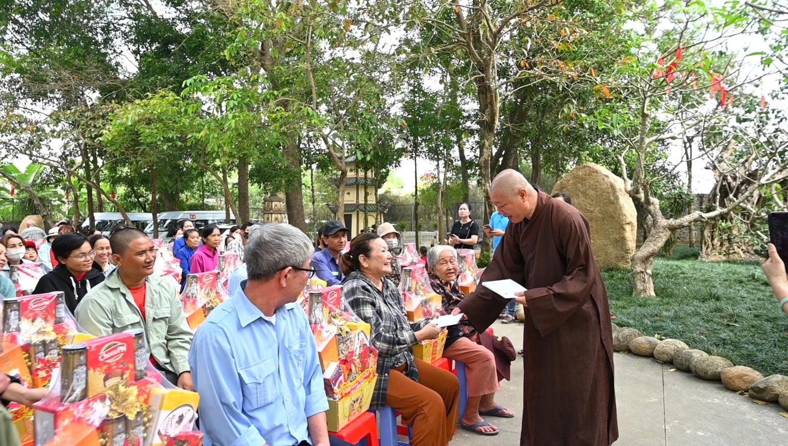 TP.HCM: XUÂN SẺ CHIA NƠI CỬA THIỀN CHÙA VẠN THIỆN插图2