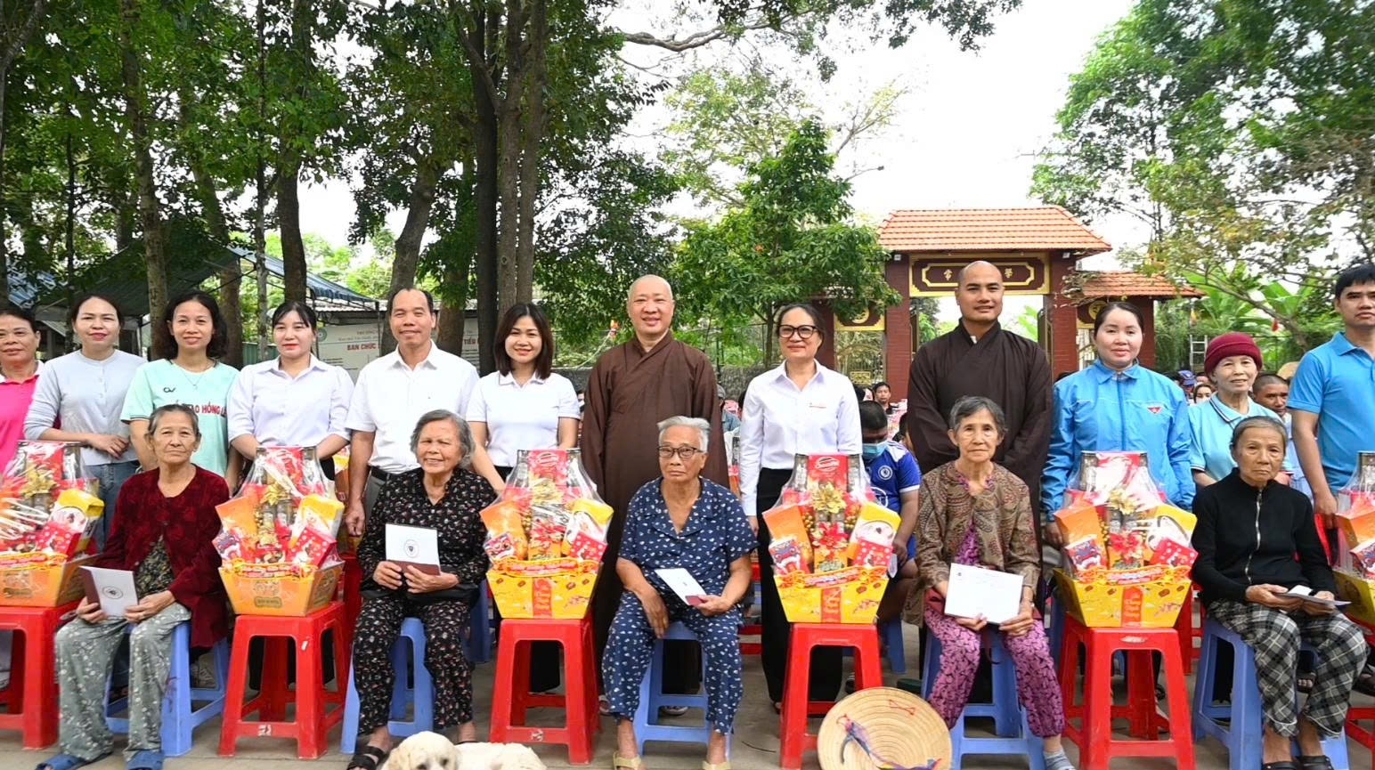 TP.HCM: XUÂN SẺ CHIA NƠI CỬA THIỀN CHÙA VẠN THIỆN插图3