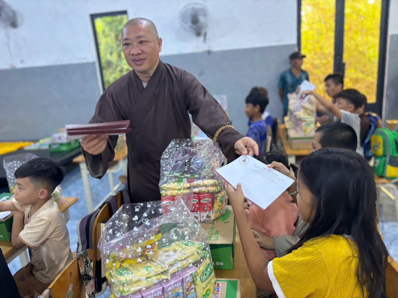 LỚP HỌC TÌNH THƯƠNG GIỮA LÒNG XÓM RÁC, NƠI HẠT GIỐNG TỪ BI NẢY MẦM插图2