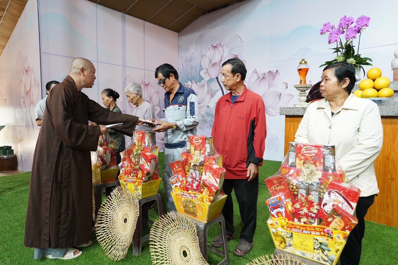 Gói trọn yêu thương trong những phần quà Tết nghĩa tình tại xã Long Thành插图4