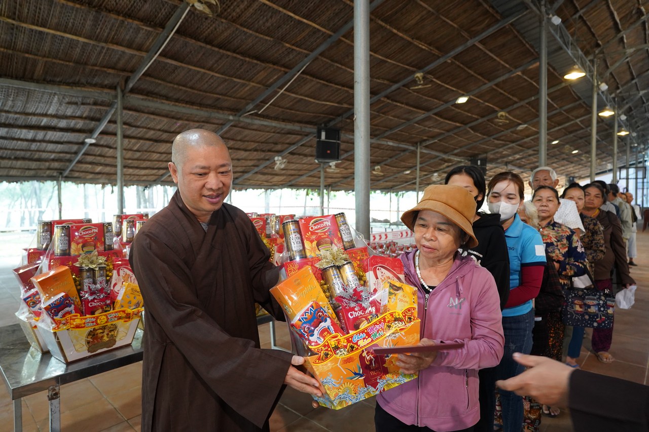 Gói trọn yêu thương trong những phần quà Tết nghĩa tình tại xã Long Thành插图7