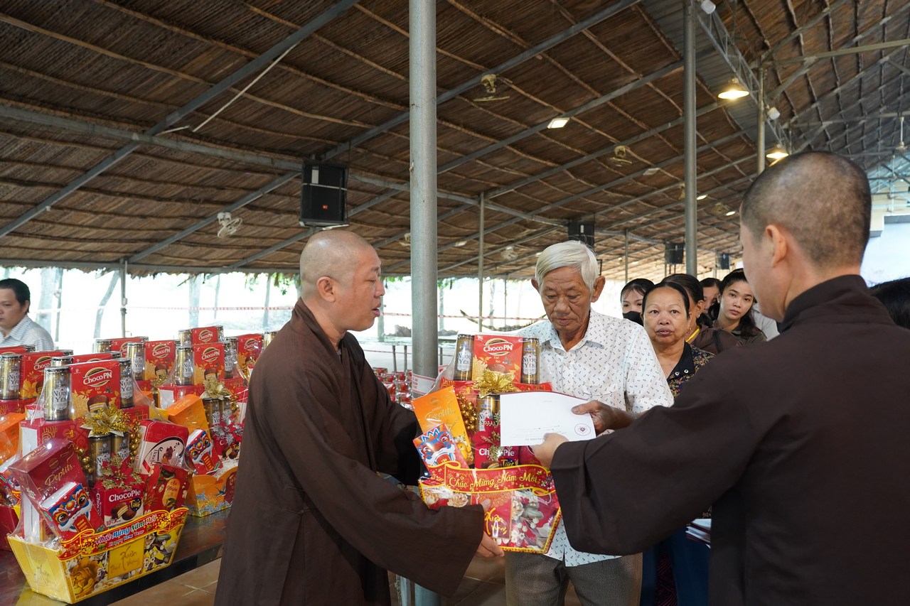 Gói trọn yêu thương trong những phần quà Tết nghĩa tình tại xã Long Thành插图8