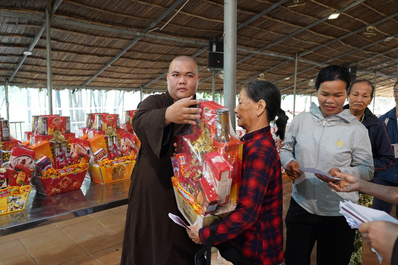 Gói trọn yêu thương trong những phần quà Tết nghĩa tình tại xã Long Thành插图9