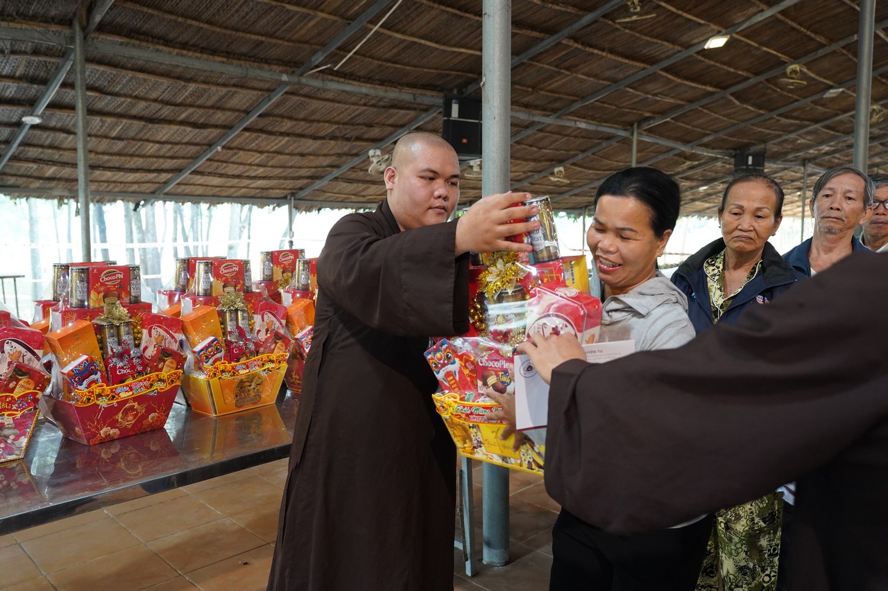 Gói trọn yêu thương trong những phần quà Tết nghĩa tình tại xã Long Thành插图10