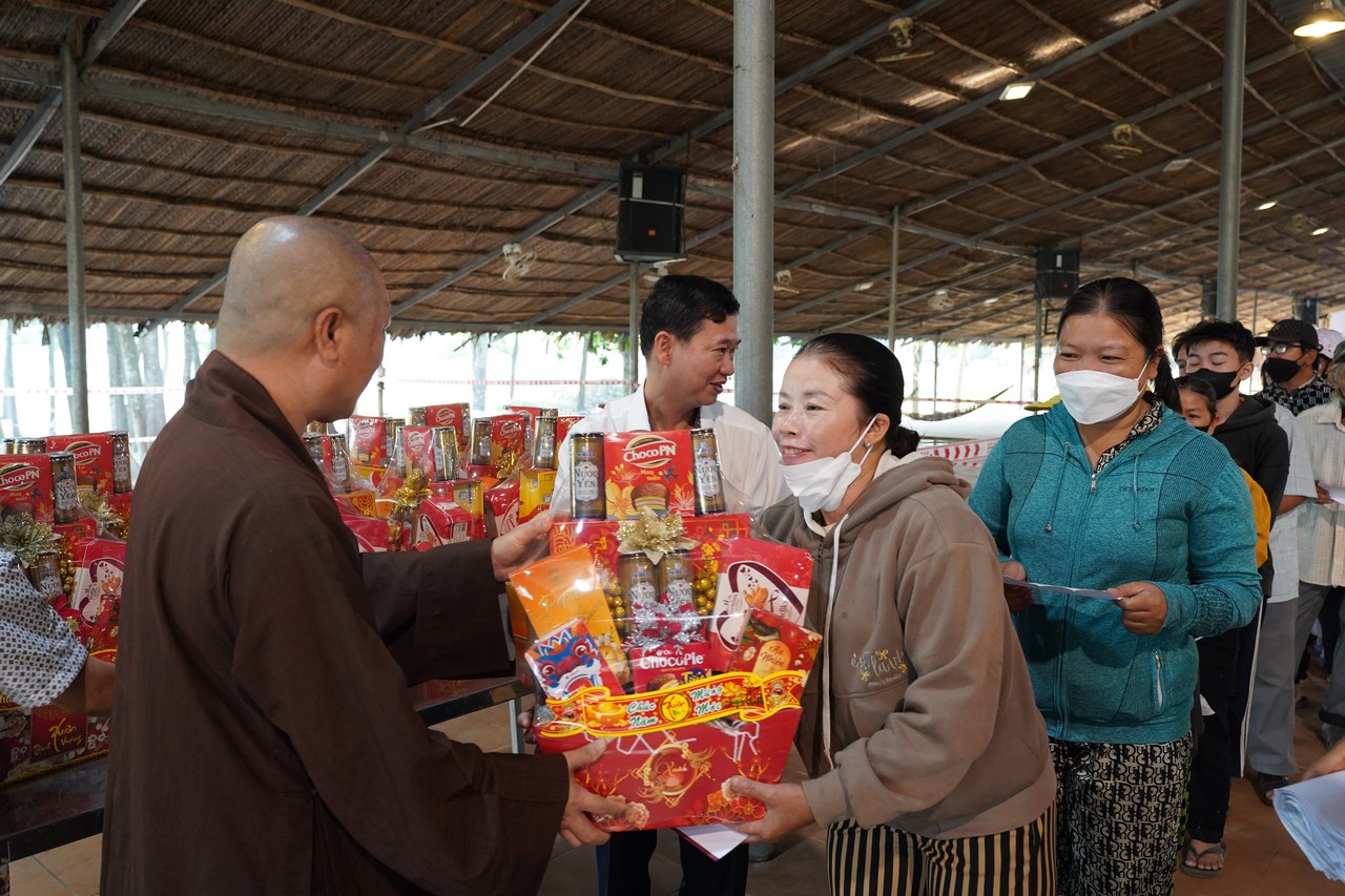 Gói trọn yêu thương trong những phần quà Tết nghĩa tình tại xã Long Thành插图13