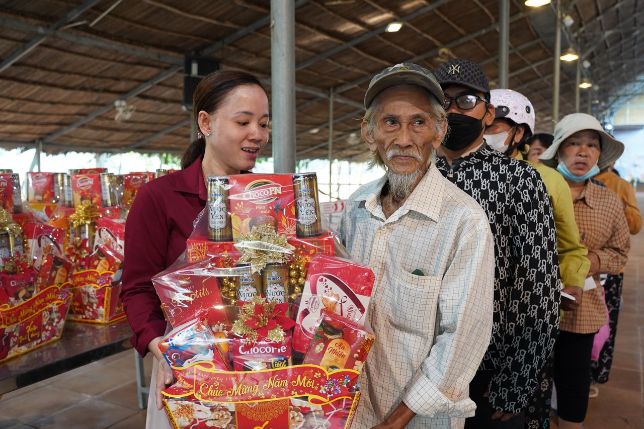 Gói trọn yêu thương trong những phần quà Tết nghĩa tình tại xã Long Thành插图15