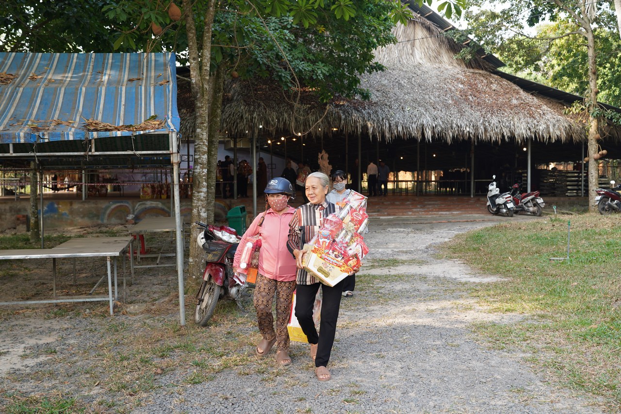 Gói trọn yêu thương trong những phần quà Tết nghĩa tình tại xã Long Thành插图16