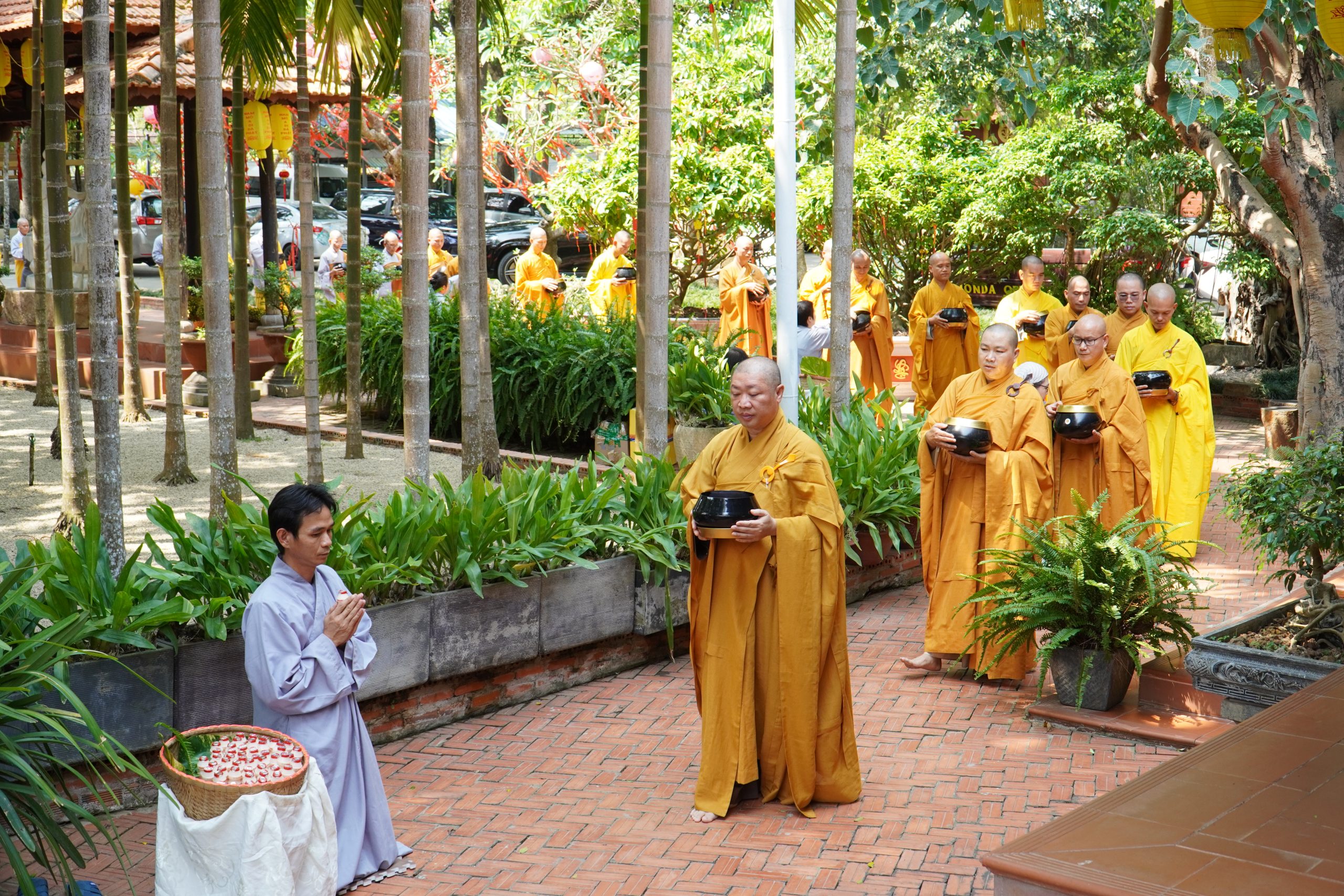 Khất thực gieo duyên của chư hành giả khoá tu “Xuất gia gieo duyên lần 2”插图1