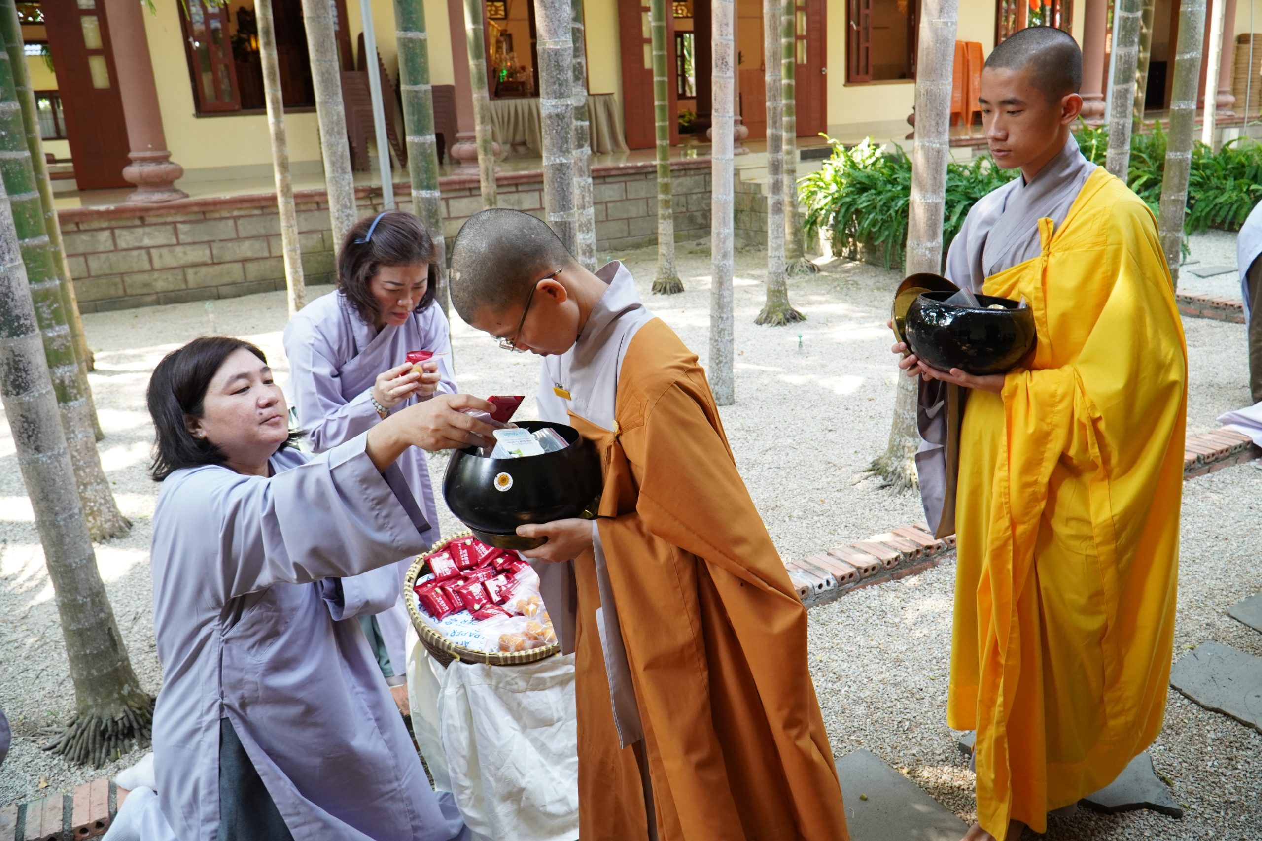 Khất thực gieo duyên của chư hành giả khoá tu “Xuất gia gieo duyên lần 2”插图5