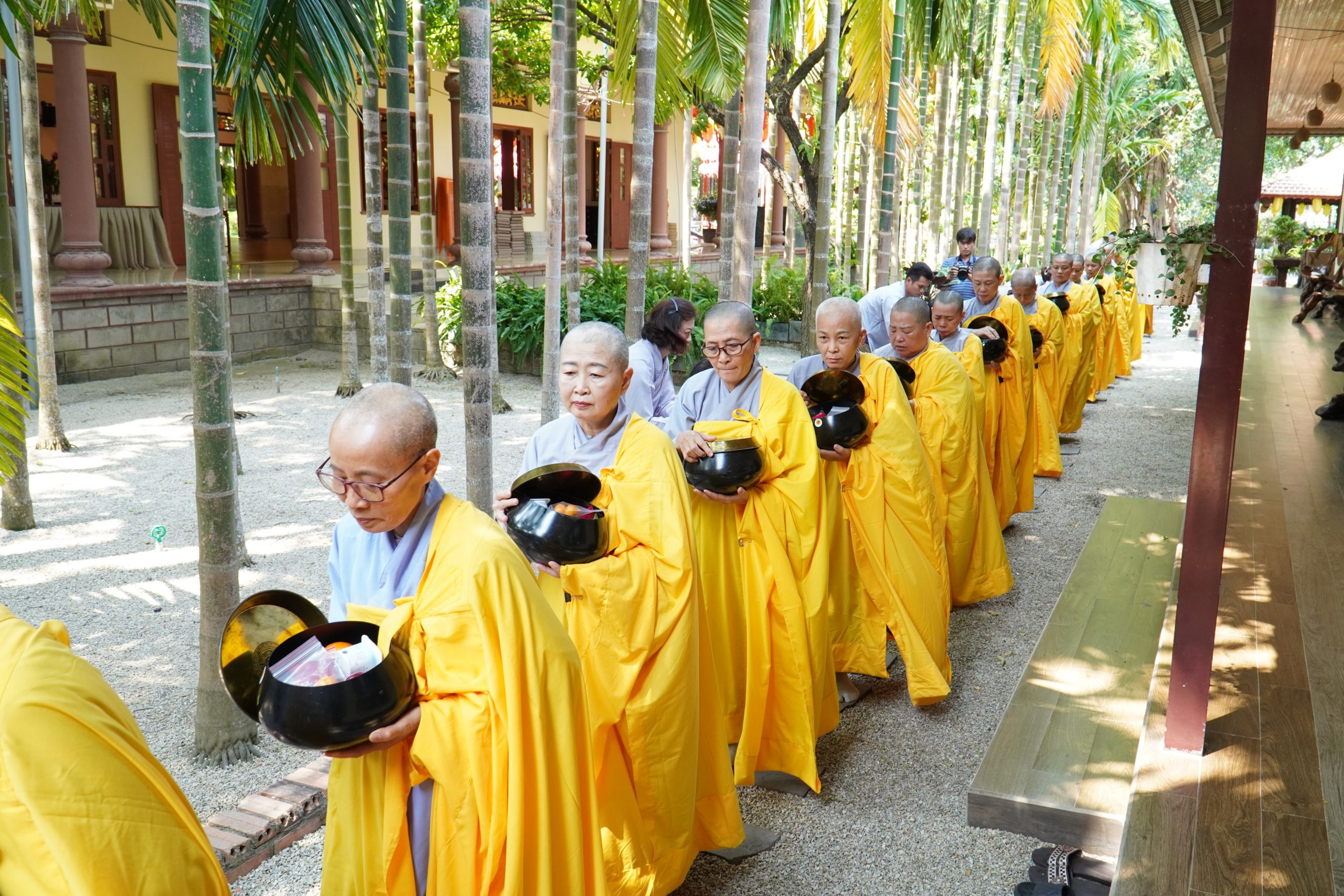 Khất thực gieo duyên của chư hành giả khoá tu “Xuất gia gieo duyên lần 2”插图
