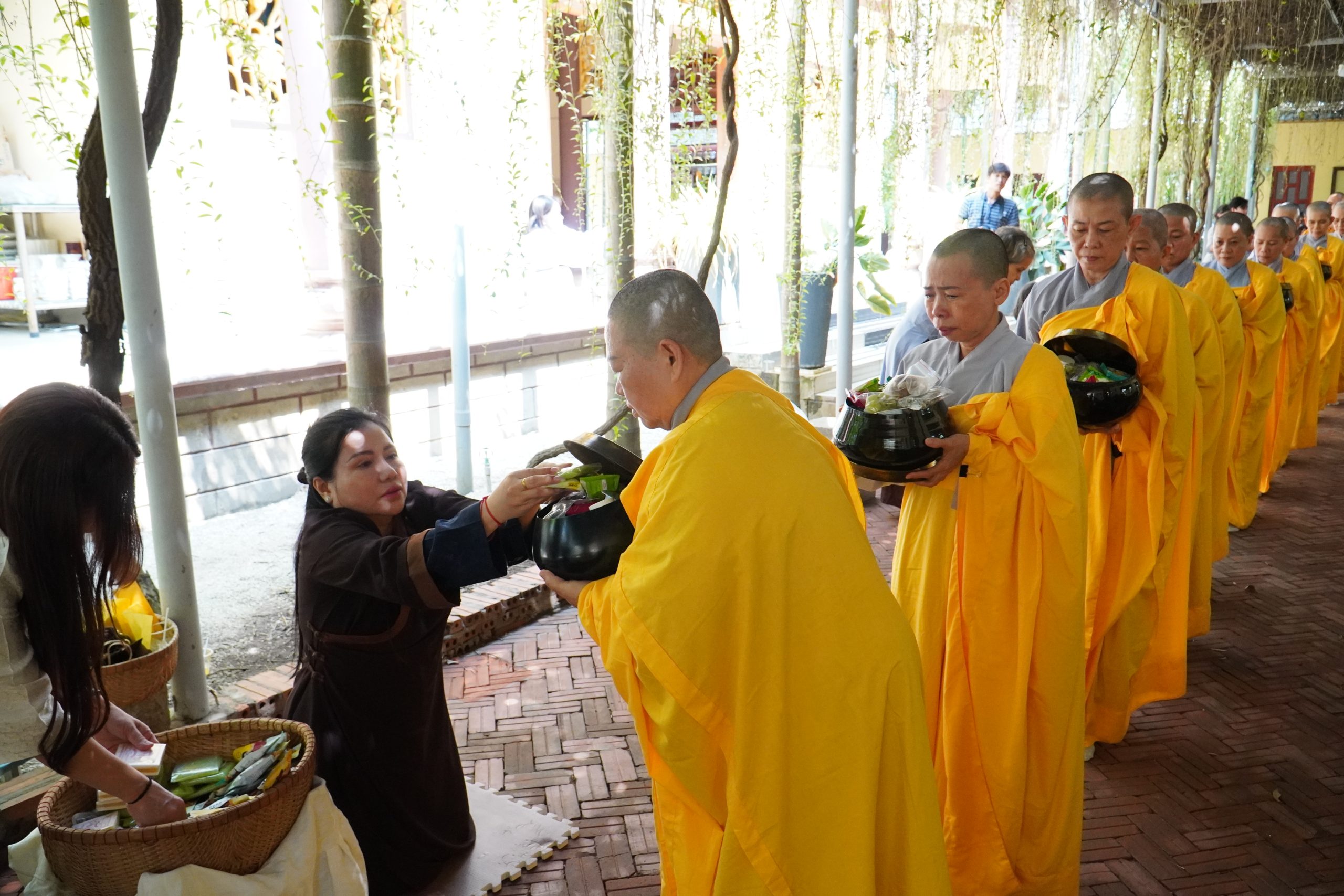 Khất thực gieo duyên của chư hành giả khoá tu “Xuất gia gieo duyên lần 2”插图3