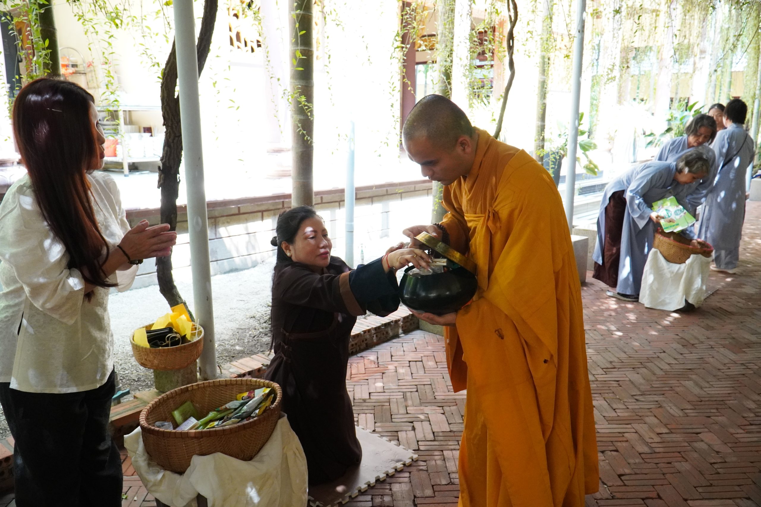 Khất thực gieo duyên của chư hành giả khoá tu “Xuất gia gieo duyên lần 2”插图9