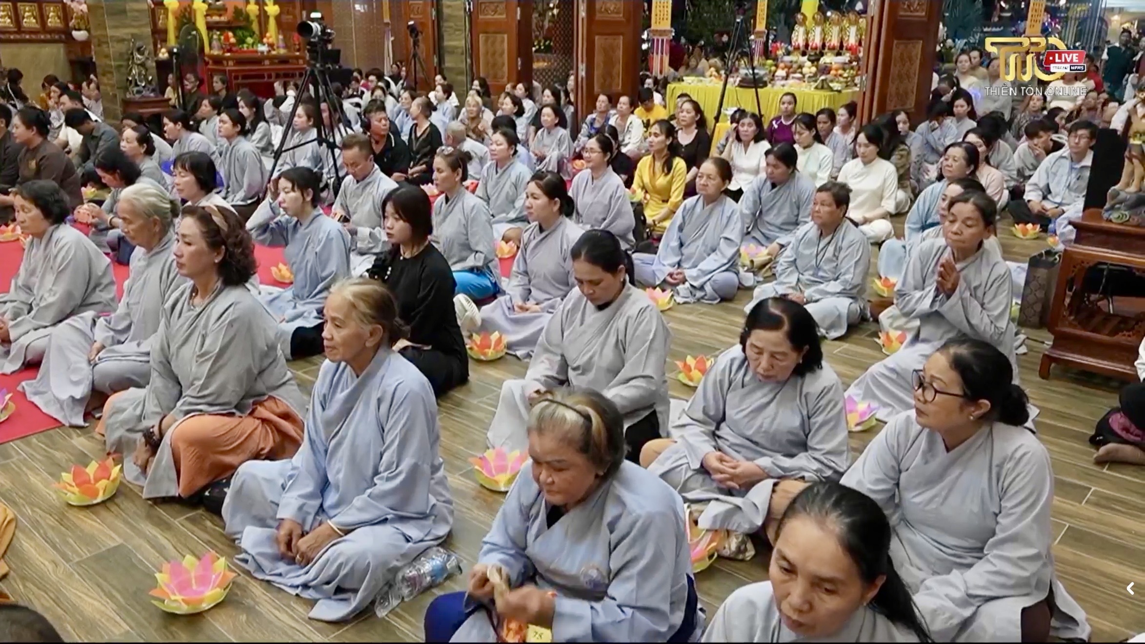Lễ Huý kỵ lần thứ 80 cố hoà thượng Ân sư thượng Huệ hạ Pháp và lễ thắp nến hoa đăng khánh tạ tôn tượng Quan Âm, cầu nguyện quốc thái dân an, chúng sanh an lạc插图6