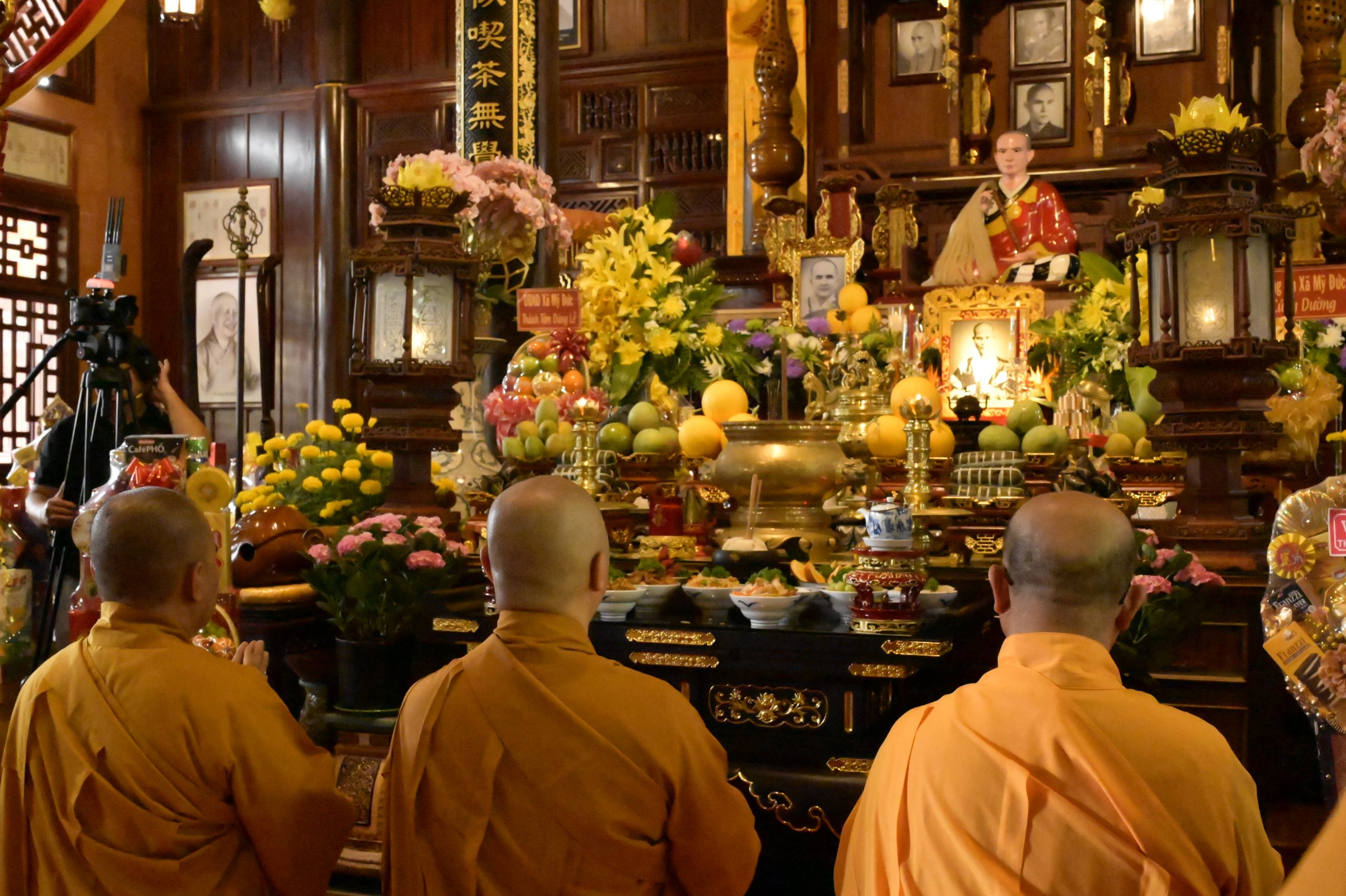 Lễ Huý kỵ lần thứ 80 cố hoà thượng Ân sư thượng Huệ hạ Pháp và lễ thắp nến hoa đăng khánh tạ tôn tượng Quan Âm, cầu nguyện quốc thái dân an, chúng sanh an lạc插图3