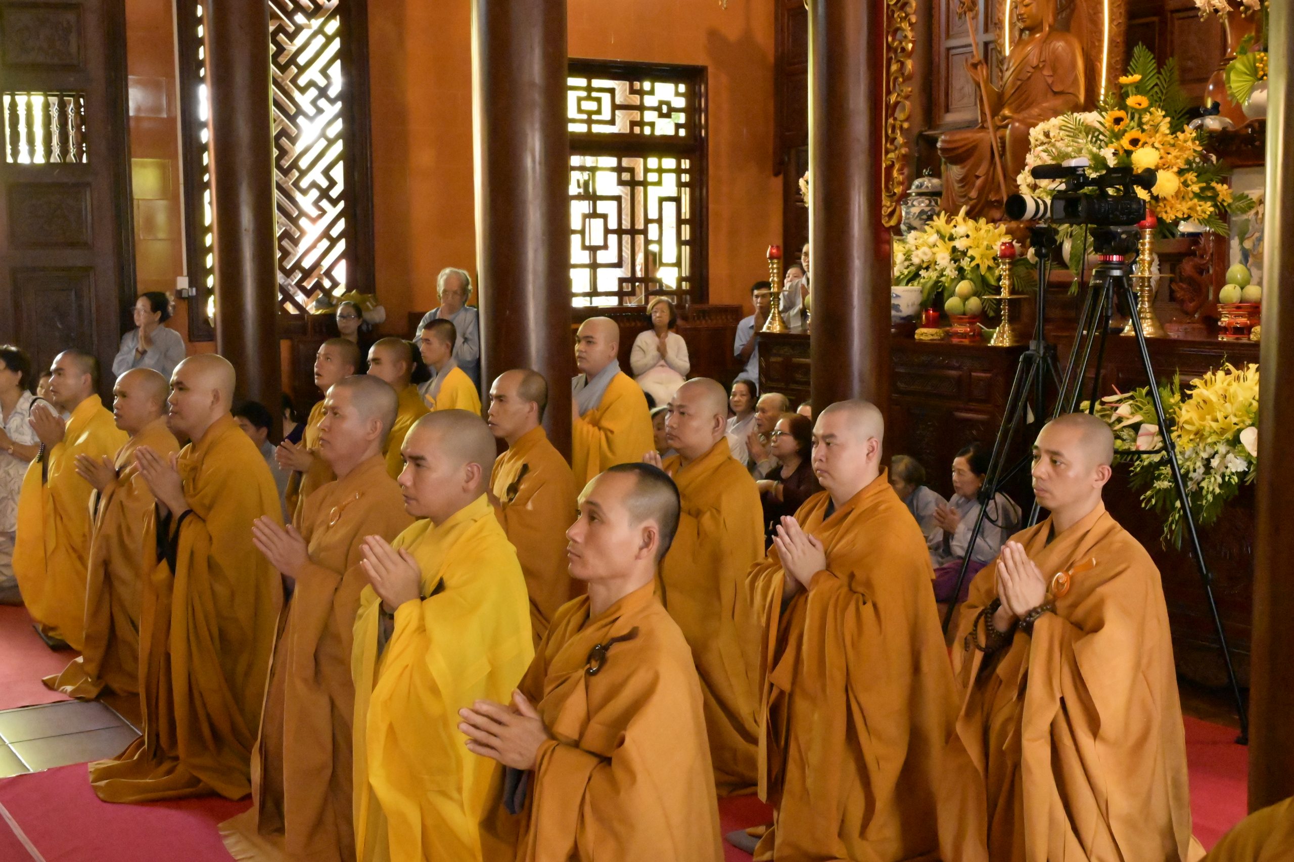 Lễ Huý kỵ lần thứ 80 cố hoà thượng Ân sư thượng Huệ hạ Pháp và lễ thắp nến hoa đăng khánh tạ tôn tượng Quan Âm, cầu nguyện quốc thái dân an, chúng sanh an lạc插图1
