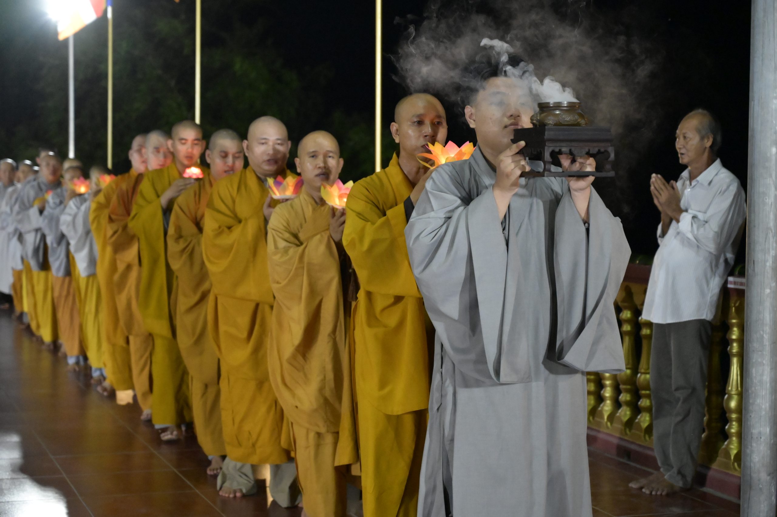 Lễ Huý kỵ lần thứ 80 cố hoà thượng Ân sư thượng Huệ hạ Pháp và lễ thắp nến hoa đăng khánh tạ tôn tượng Quan Âm, cầu nguyện quốc thái dân an, chúng sanh an lạc插图10