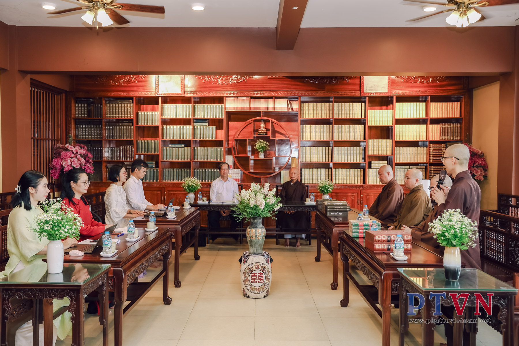 Hội đồng Biên tập Dự án Kinh điển phương Đông đến thăm và làm việc tại Trung tâm Dịch thuật Hán Nôm Huệ Quang (Tp.HCM)插图17 Hội đồng Biên tập Dự án Kinh điển phương Đông đến thăm và làm việc tại Trung tâm Dịch thuật Hán Nôm Huệ Quang (Tp.HCM)插图17