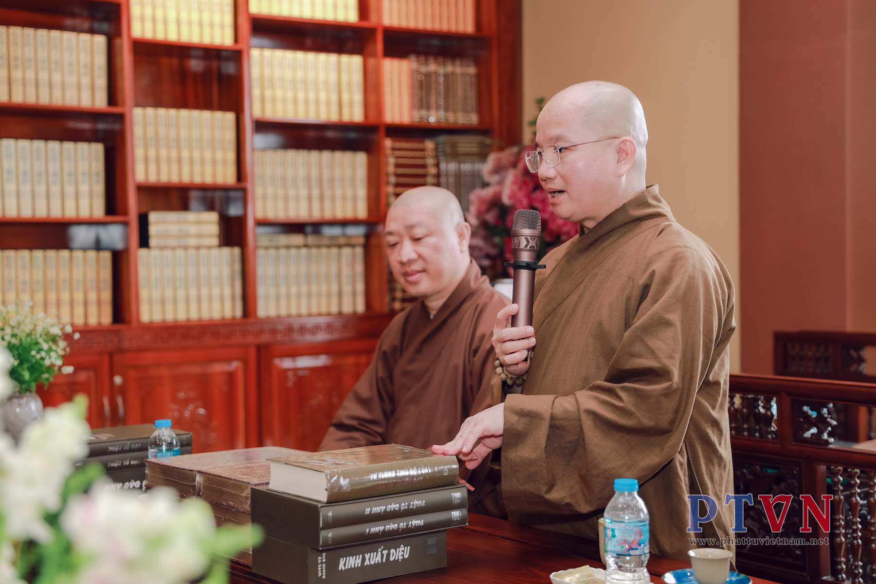 Hội đồng Biên tập Dự án Kinh điển phương Đông đến thăm và làm việc tại Trung tâm Dịch thuật Hán Nôm Huệ Quang (Tp.HCM)插图6 Hội đồng Biên tập Dự án Kinh điển phương Đông đến thăm và làm việc tại Trung tâm Dịch thuật Hán Nôm Huệ Quang (Tp.HCM)插图6