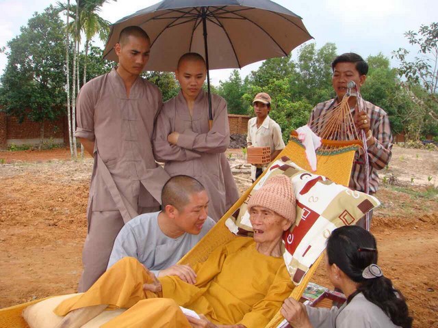 MƯỜI LĂM NĂM BÊN BẾN ĐỢI NHÌN TỜ GIẤY PHÉP, THẤY CẢ TRỜI DUYÊN SINH插图