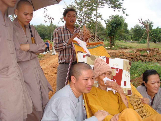 MƯỜI LĂM NĂM BÊN BẾN ĐỢI NHÌN TỜ GIẤY PHÉP, THẤY CẢ TRỜI DUYÊN SINH插图1