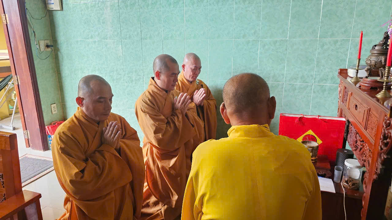 HÀNH GIẢ AN CƯ ĐẢNH LỄ TRI ÂN CHƯ TÔN ĐỨC GIÁO THỌ SƯ SAU BA THÁNG TU HỌC插图