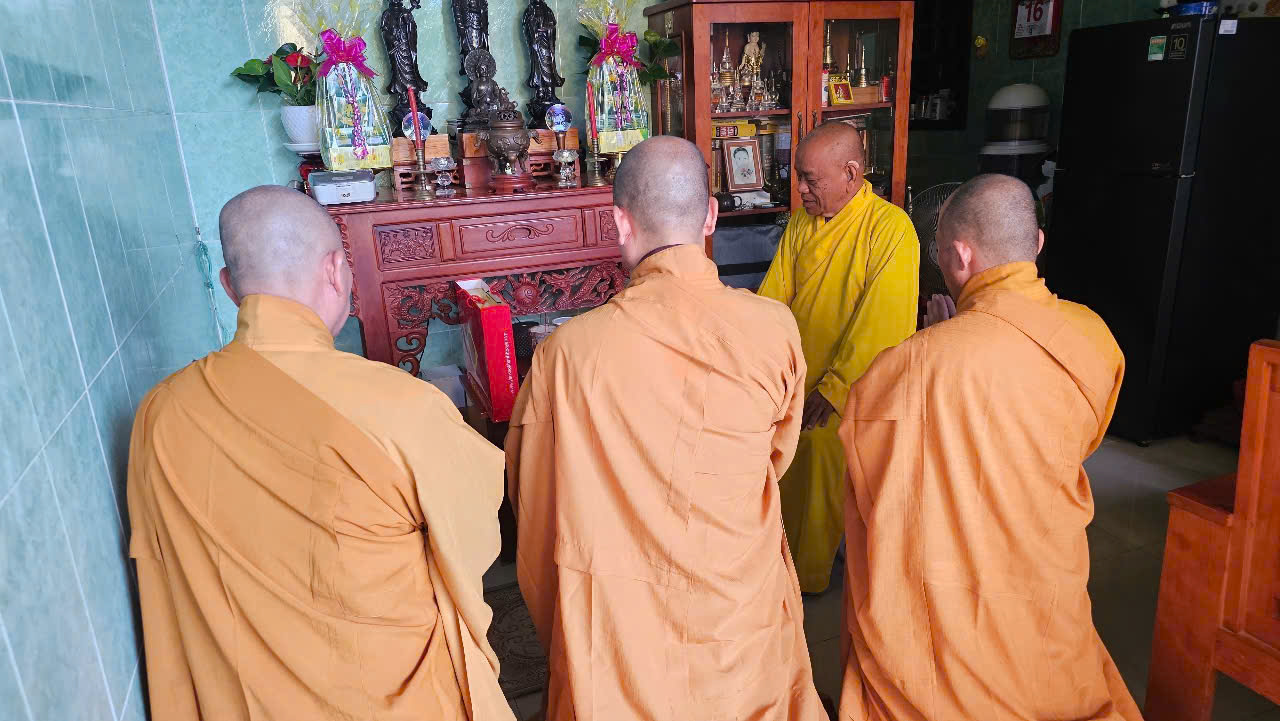 HÀNH GIẢ AN CƯ ĐẢNH LỄ TRI ÂN CHƯ TÔN ĐỨC GIÁO THỌ SƯ SAU BA THÁNG TU HỌC插图1