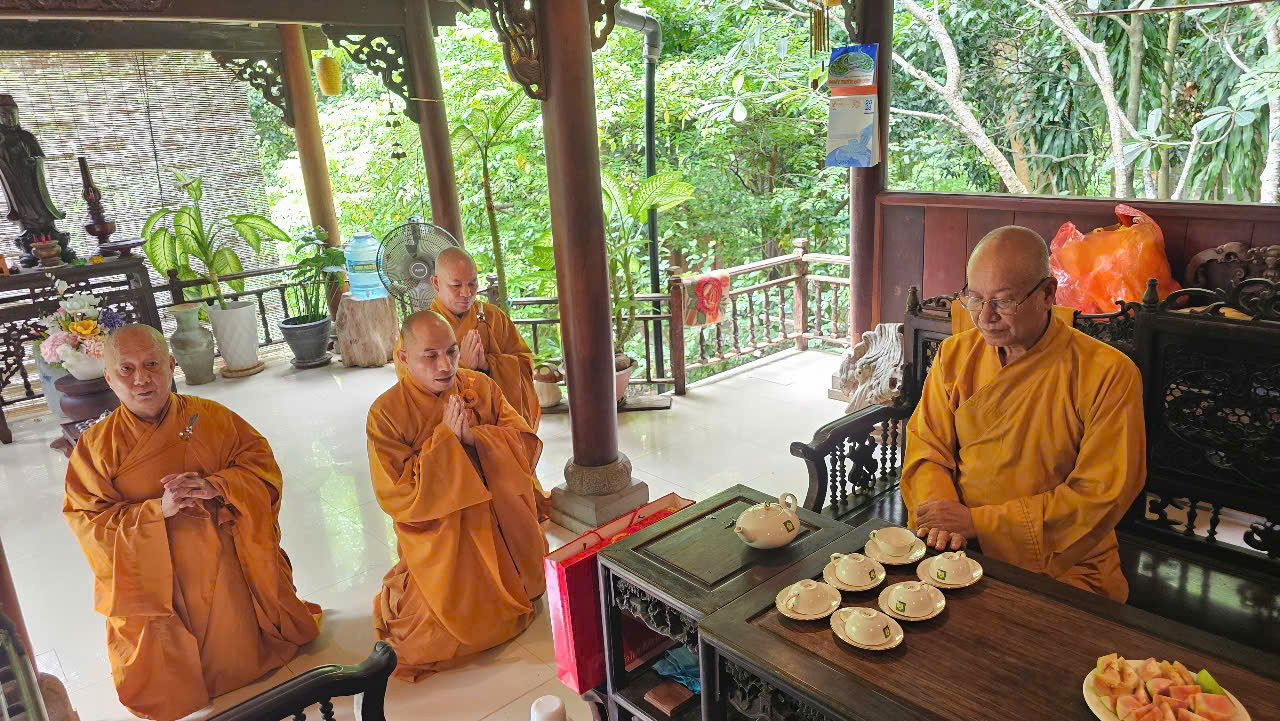 HÀNH GIẢ AN CƯ ĐẢNH LỄ TRI ÂN CHƯ TÔN ĐỨC GIÁO THỌ SƯ SAU BA THÁNG TU HỌC插图2