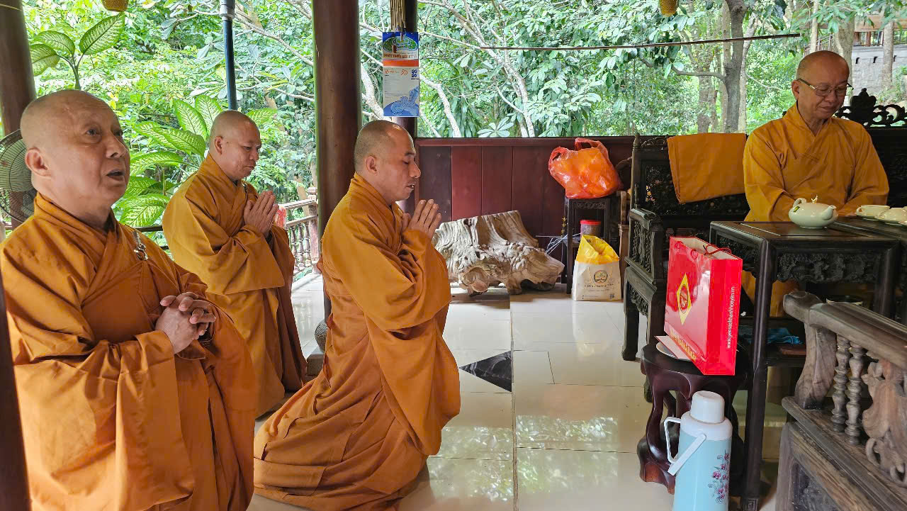 HÀNH GIẢ AN CƯ ĐẢNH LỄ TRI ÂN CHƯ TÔN ĐỨC GIÁO THỌ SƯ SAU BA THÁNG TU HỌC插图3