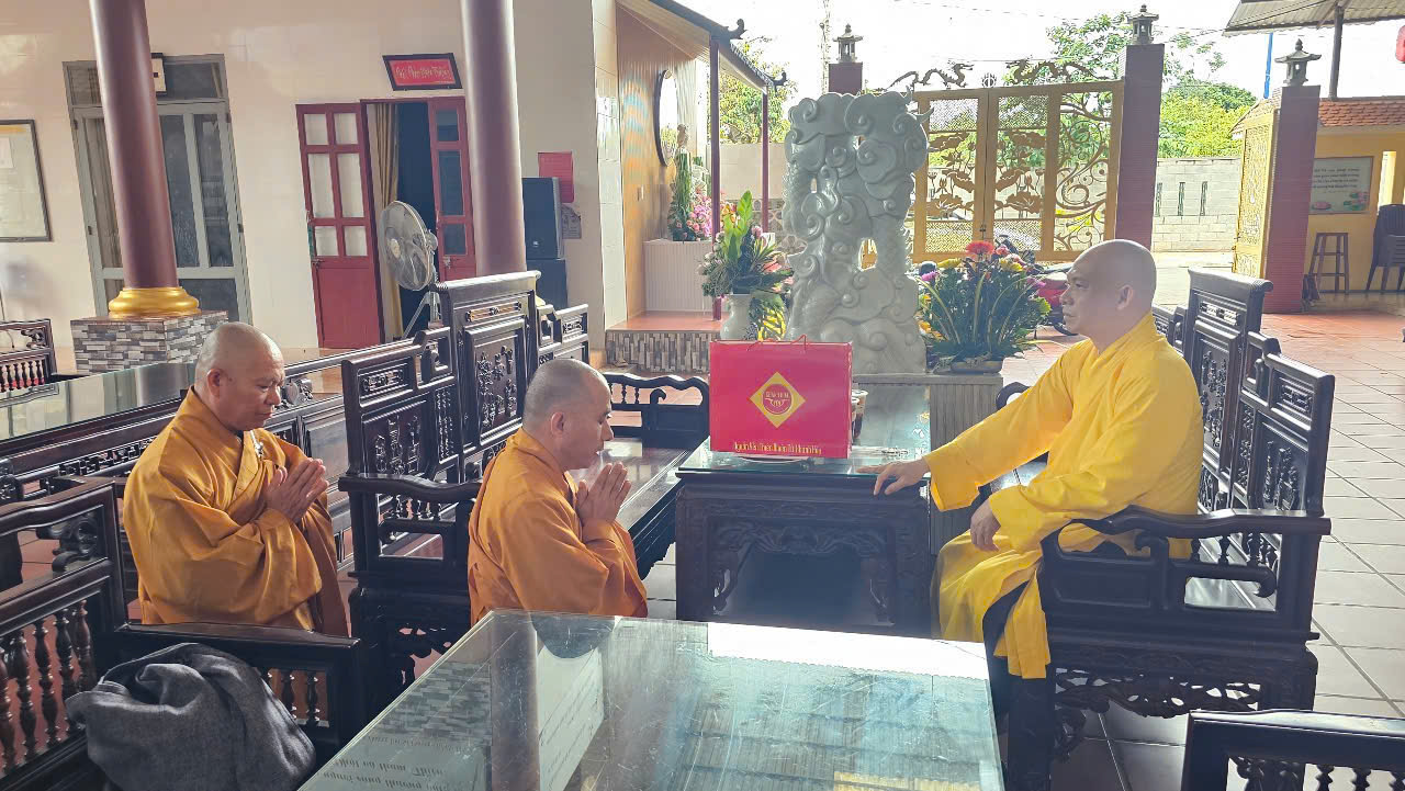 HÀNH GIẢ AN CƯ ĐẢNH LỄ TRI ÂN CHƯ TÔN ĐỨC GIÁO THỌ SƯ SAU BA THÁNG TU HỌC插图5