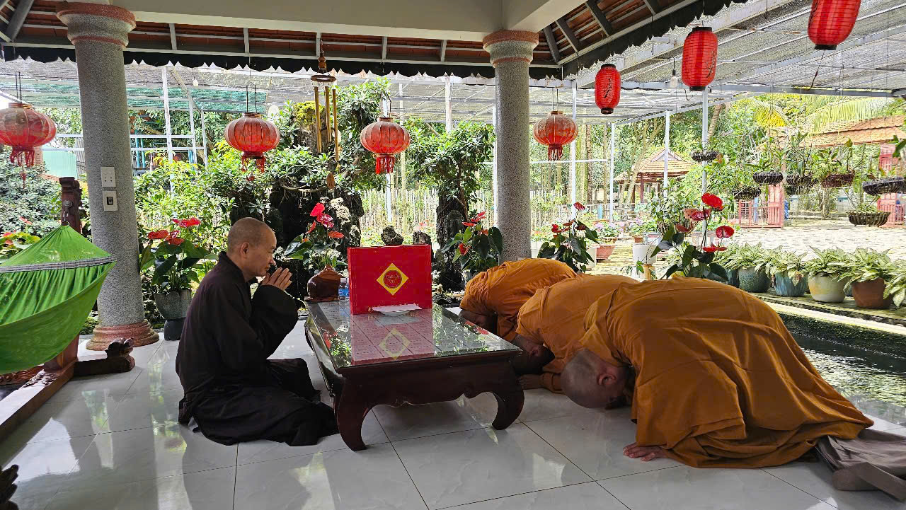 HÀNH GIẢ AN CƯ ĐẢNH LỄ TRI ÂN CHƯ TÔN ĐỨC GIÁO THỌ SƯ SAU BA THÁNG TU HỌC插图7